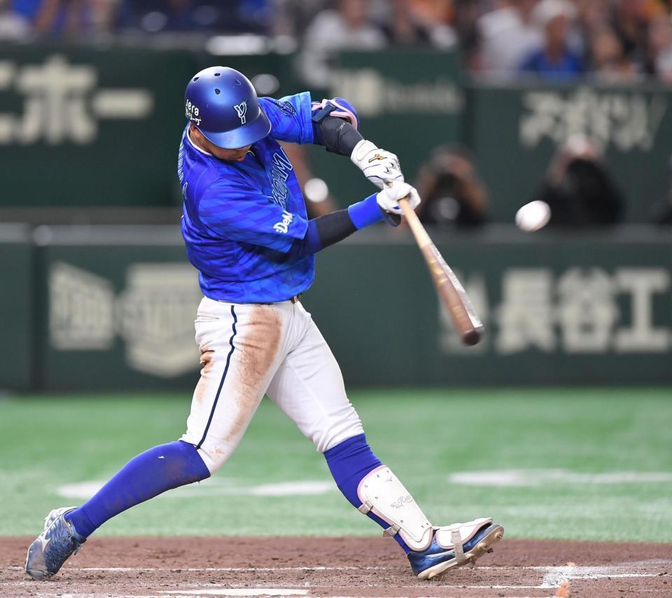 　４回、右越え適時二塁打を放つ桑原（撮影・開出牧）