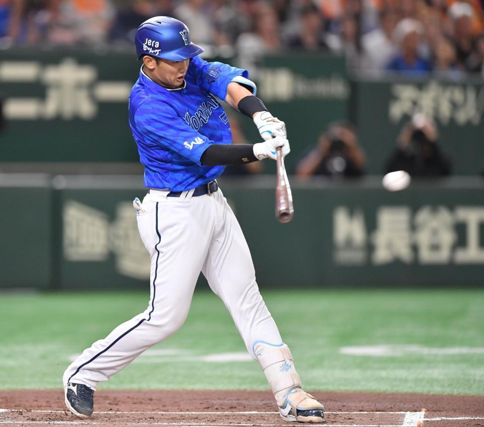 　１回、右越え適時三塁打を放つ山本（撮影・開出牧）