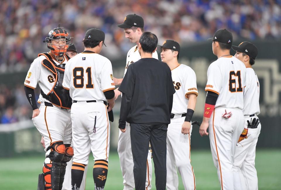 　１回、蝦名に死球を当てピンチを迎えるグリフィン（中央）＝撮影・開出牧