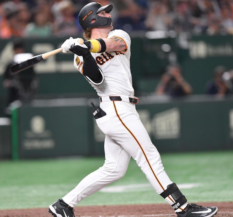 　６回、左越え２ランを放つキャベッジ（撮影・開出牧）