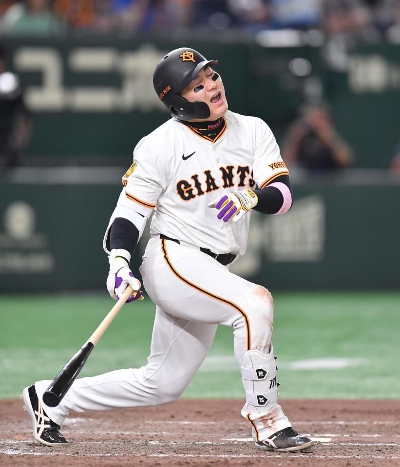 　７回、遊飛に倒れた丸（撮影・開出牧）