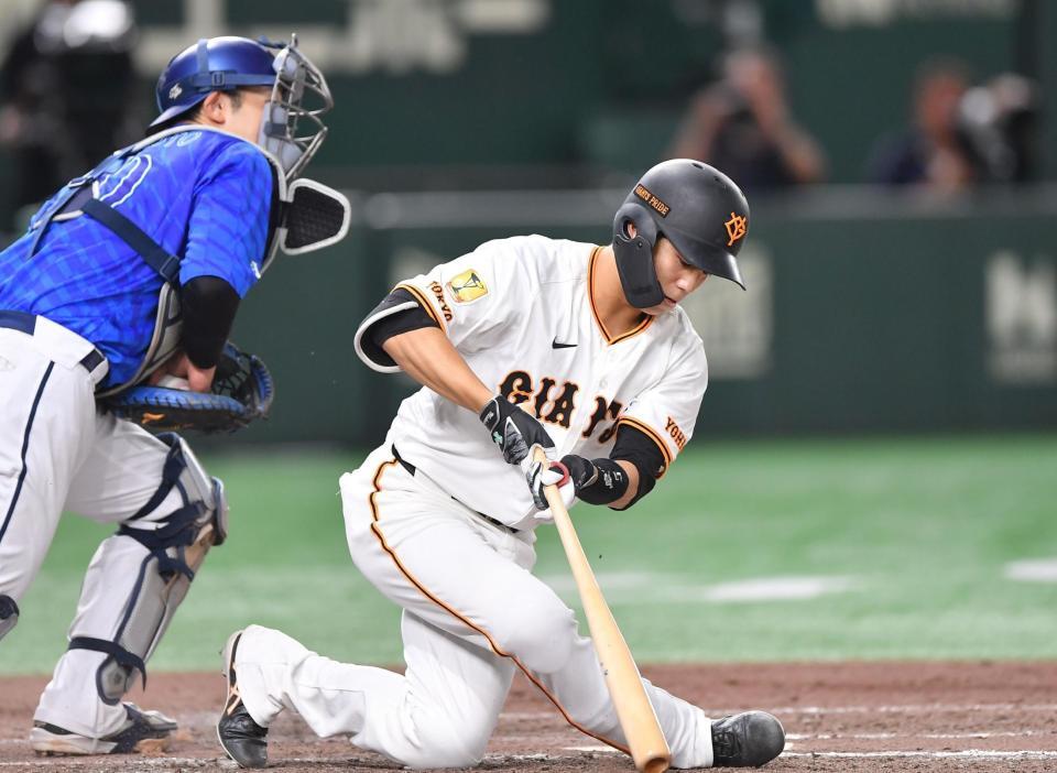 　７回、空振り三振に倒れた門脇。捕手・山本（撮影・開出牧）