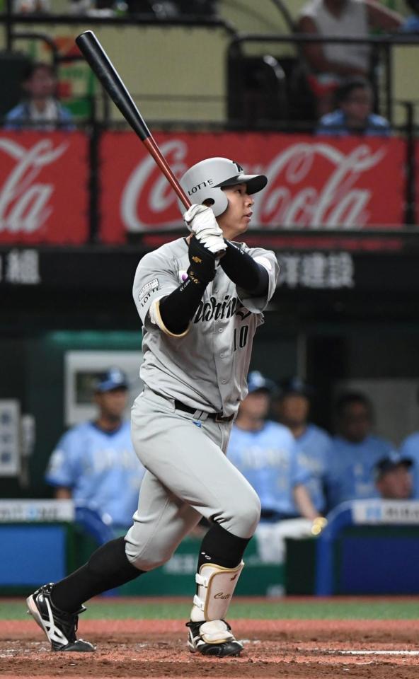 　４回、上田は右中間にプロ１号となる逆転２ランを放つ（撮影・佐藤厚）