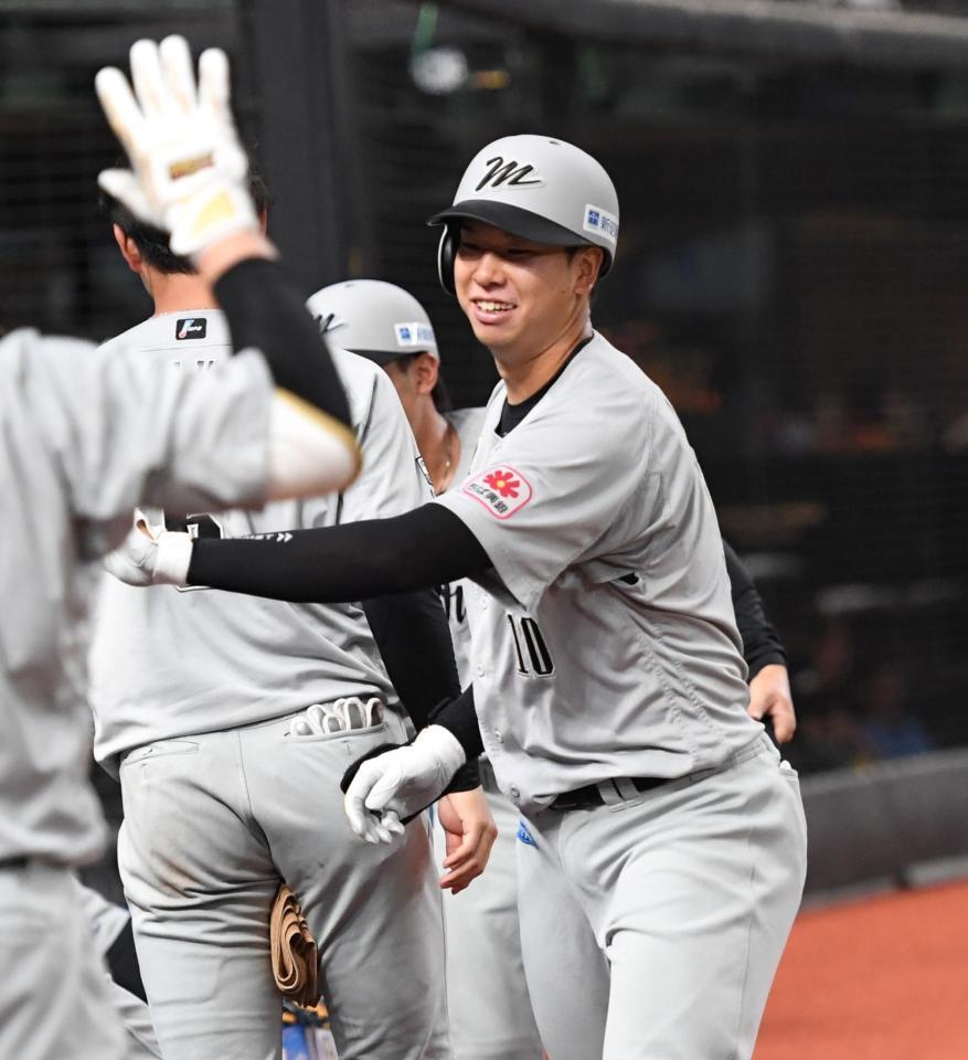 　４回、上田は右中間にプロ１号となる逆転２ランを放ち、笑顔でベンチに戻る（撮影・佐藤厚）