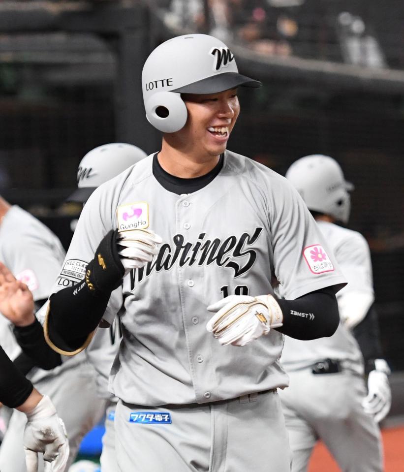 　４回、上田は右中間にプロ１号となる逆転２ランを放ち、笑顔でベンチに戻る（撮影・佐藤厚）