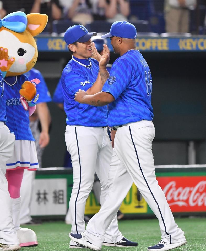 　３連勝しビシエド（右）とタッチを交わす三浦監督（撮影・開出牧）