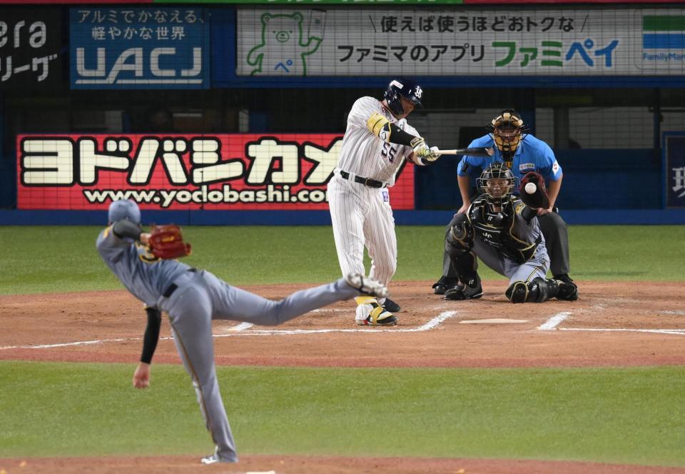 　６回、空振り三振に倒れた村上（投手・才木）＝撮影・堀内翔