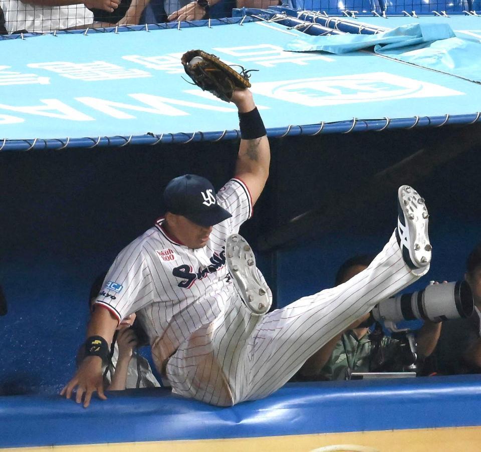 　４回、大山の打球を好捕するヤクルトのオスナ（撮影・堀内翔）