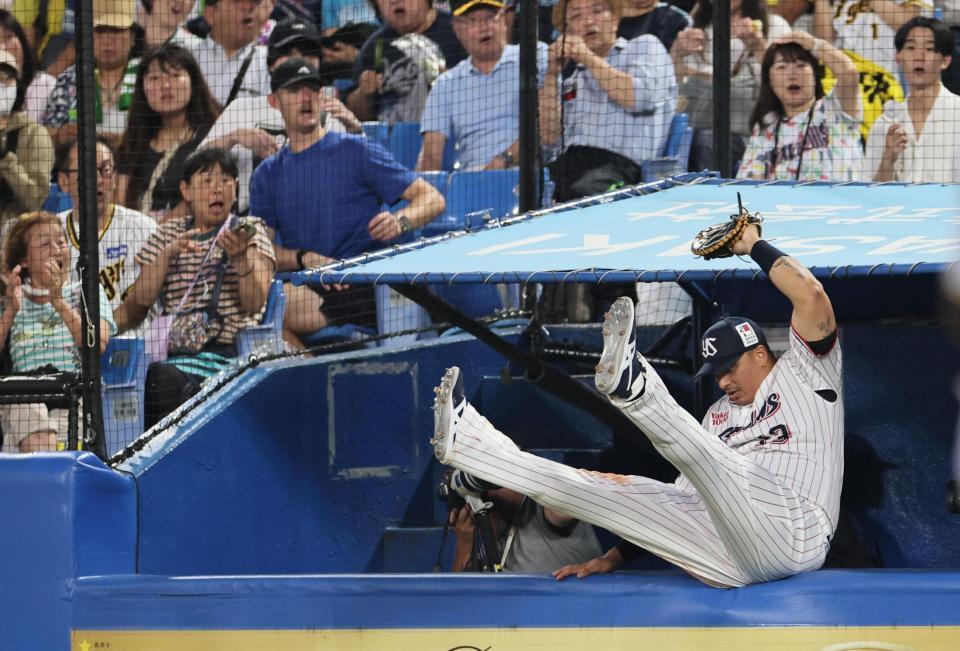 　４回、大山の打球を好捕するオスナ（撮影・田中太一）