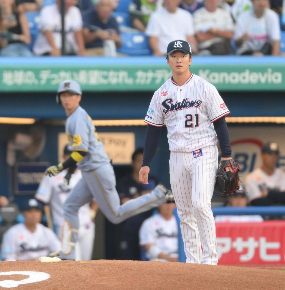 　１回、近本（奥）を左飛に打ち取った吉村（撮影・伊藤笙子）