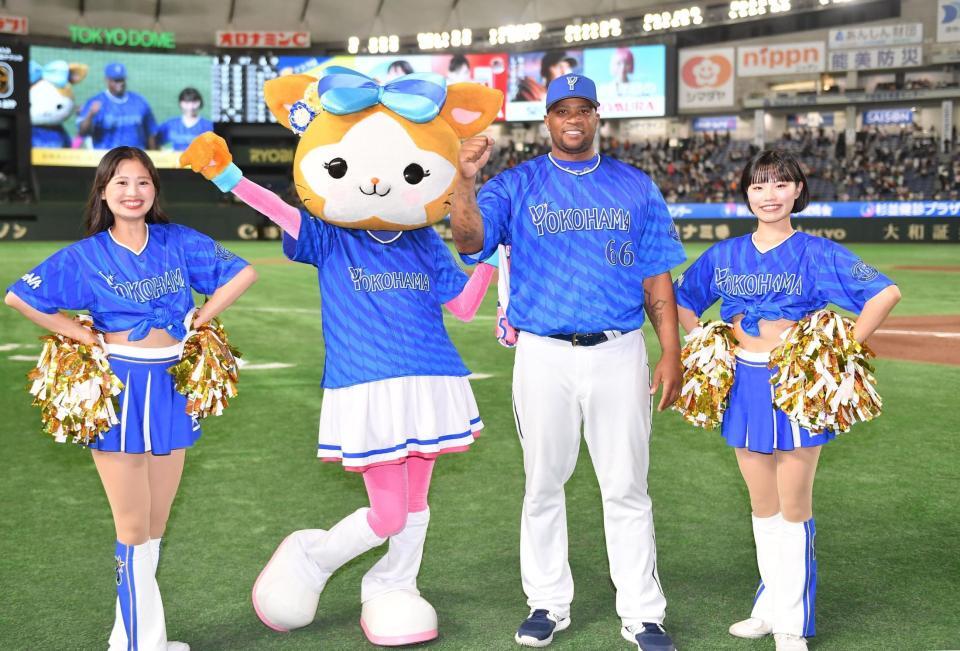 　ヒーローインタビューを終えガッツポーズを決めるビシエド（撮影・開出牧）