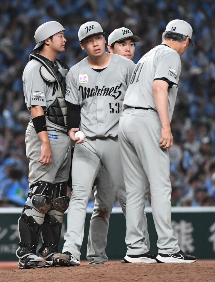 　７回、吉井監督（右）から交代を告げられる木村（中）＝撮影・佐藤厚