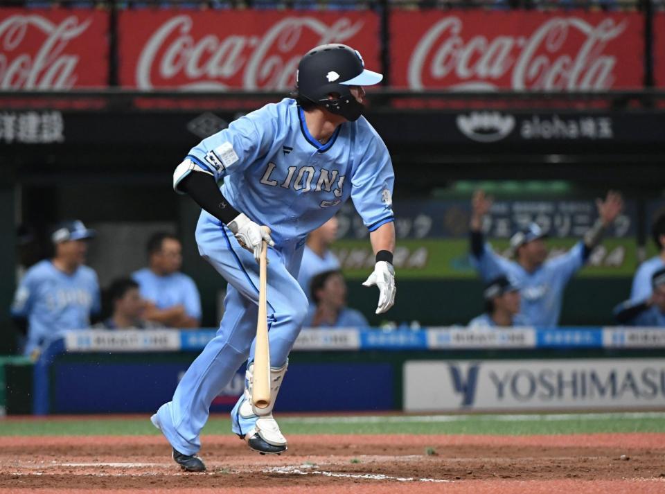 　７回、西川は左前に勝ち越し適時打を放つ（撮影・佐藤厚）