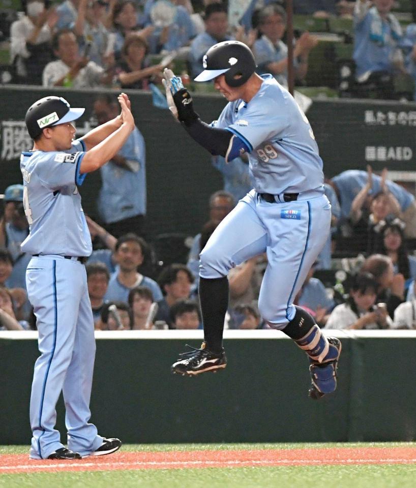 　１０回、村田は左越えにプロ初本塁打を放ち、ジャンプをしながら本塁に向かう（撮影・佐藤厚）