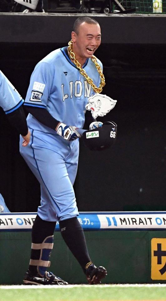 　１０回、村田は左越えにプロ初本塁打を放ち、笑顔を見せる（撮影・佐藤厚）