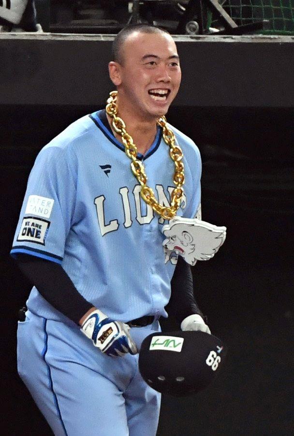 　１０回、村田は左越えにプロ初本塁打を放ち、笑顔を見せる（撮影・佐藤厚）