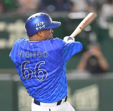 　１回、適時二塁打を放つビシエド（撮影・開出牧）