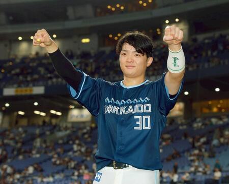 　拳を突き上げる郡司（撮影・石湯恒介）