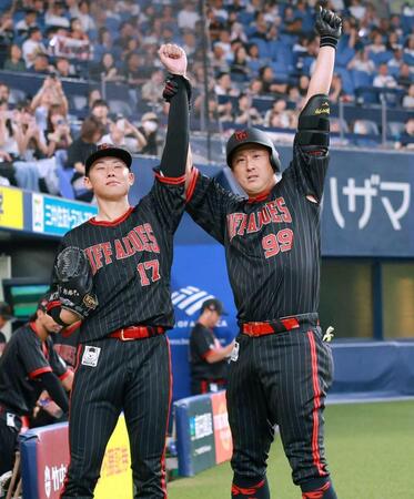 　３回、ソロを放ちポーズをとる杉本。左は曽谷