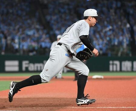 　７回、滝沢の打球を後逸する上田