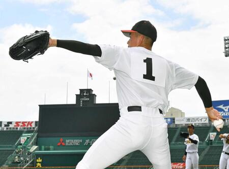 　キャッチボールをする創成館・森下（撮影・中田匡峻）