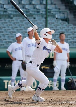 　打撃練習する県岐阜商・駒瀬陽尊