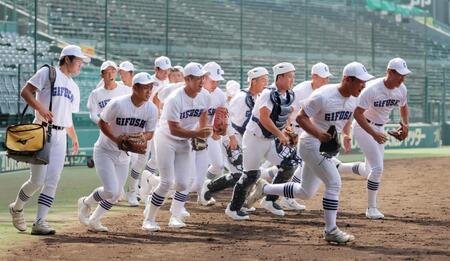 　グラウンドに駆けだす県岐阜商ナイン