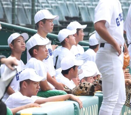 　白い帽子をかぶり、練習を見つめる県岐阜商ナイン（撮影・中田匡峻）