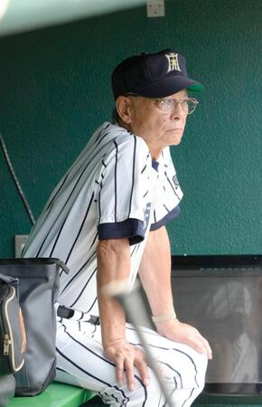 　甲子園で練習を見守る開星・野々村監督＝１日