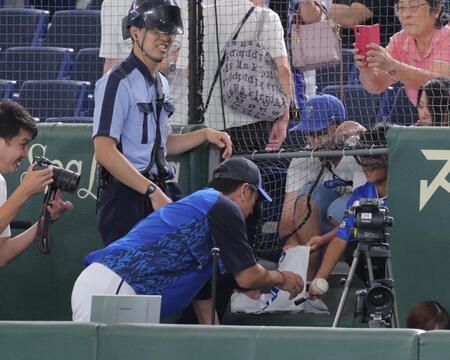 　練習中、一生懸命声をかけていた少年に応えて、カメラ席に入ってサインする三浦監督（撮影・吉澤敬太）