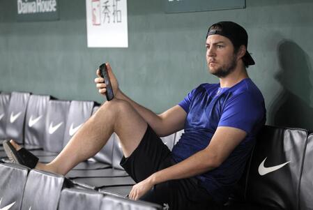 　グラウンドを見つめるバウアー（撮影・吉澤敬太）