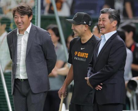 　内川聖一氏（左）、工藤公康氏（右）と談笑する阿部監督（撮影・吉澤敬太）