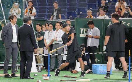 　（左から）内川聖一氏、工藤公康氏らと共にリチャード（右端）を指導する阿部監督（撮影・吉澤敬太）