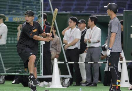 　乙坂（右）を指導する阿部監督（撮影・吉澤敬太）