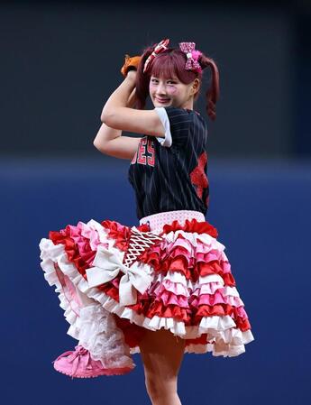 　始球式を務めるしなこ（撮影・山口登）