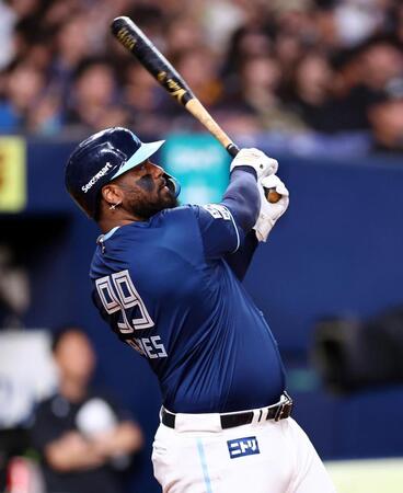 　４回、中越えに２ランを放つレイエス（撮影・山口登）