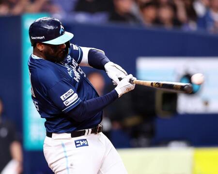 　３回、左前適時打を放つレイエス（撮影・山口登）