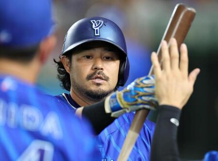 　６回、勝ち越し犠飛を放ち、ナインとタッチする宮崎（撮影・吉澤敬太）