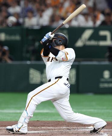 　２回、左越えに同点ソロを放つ岸田（撮影・吉澤敬太）