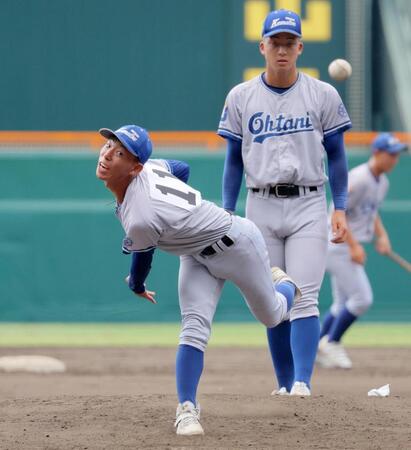 　投球練習する小松大谷・中田凛