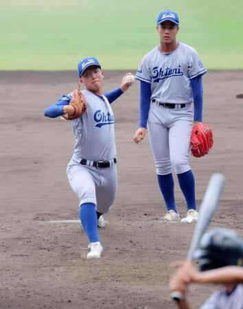 　投球練習する小松大谷・江守敦士