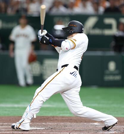 　６回、右中間に逆転２点二塁打を放つ岸田（撮影・吉澤敬太）