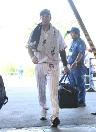 　練習を終えてグランドを後にする青柳（撮影・堀内翔）