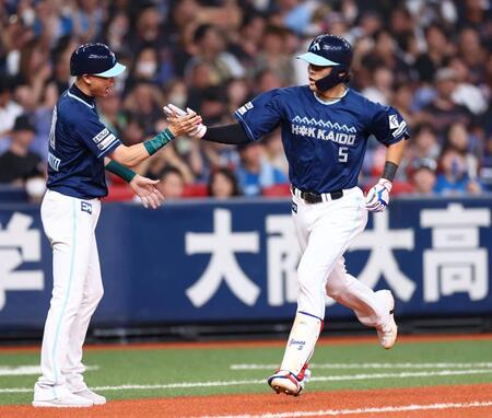 　４回、ソロを放ち生還する野村（撮影・山口登）