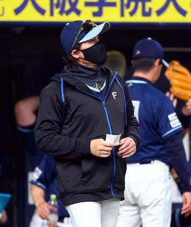 　６回、選手交代を告げに向かう新庄監督（撮影・山口登）