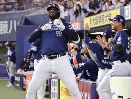 　４回、２ランを放ち笑顔でポーズを決める日本ハムのレイエス＝京セラドーム