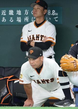 　膝に手を当て試合を見つめる阿部監督（撮影・吉澤敬太）