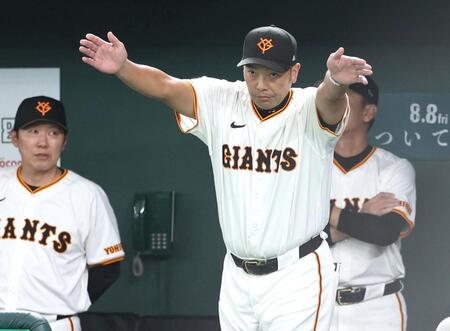 　５回、泉口の二盗アウトの判定を巡り、リクエストする阿部監督（撮影・吉澤敬太）