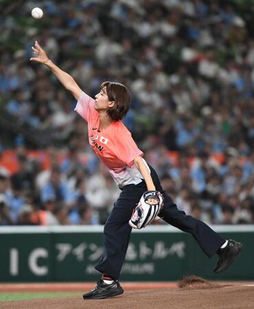 ひるおび出演のＴＢＳアナが始球式　世界陸上日本代表ユニホーム姿で登板　長い手足をいっぱいに伸ばして投球
