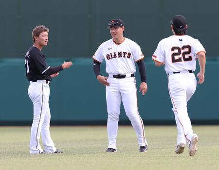 　石川慎（左）と話す岡本（中央）＝撮影・西岡正